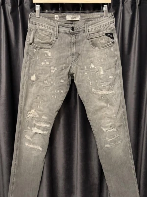 Replay anbass aged 20  - Replay anbass aged 20 - skick 8/10, fint skick! - storlek 29/32, men skulle snarare säga att de passar w30-31 - SJUKT feta slitningar på dessa jeans vilket gör dom väldigt snygga, ingen av slitningar går helt igenom förutom 2st (sista bild) - hör av er vid frågor🙌