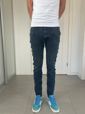 Replay Anbass Hyperflex Jeans - Säljer nu dessa Replay Anbass Hyperflex Jeans, W30 o L30 mått ca 38,5 o 100 cm. skriv för fler bilder/frågor🙌🏼