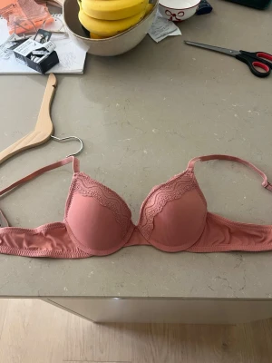 Bh Rosa  - Säljer en rosa bh från Emilia i 70 b aldrig använd men är för liten nu 
