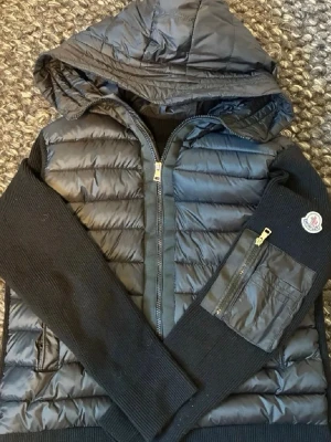 Svart dunjacka från Moncler - Använd ett par gånger, passar S/M