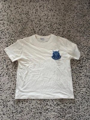 Vit Moncler t-shirt med blå logga - Passar M/L!