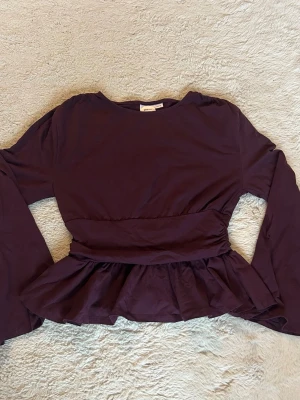 Mörklila topp med volang från Gina Tricot - Mörklila topp med volang, använd en gång