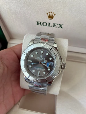 YACHT Grå urtavla - Säljer min nya YACHT-klocka med grå urtavla. Urtavlan är 40 mm i diameter och klockan har ett högkvalitativt automatiskt urverk samt nattbelysningsfunktion. Levereras med ask och alla tillbehör. Perfekt för den som älskar lyxiga accessoarer. Köpt för 350 euro.