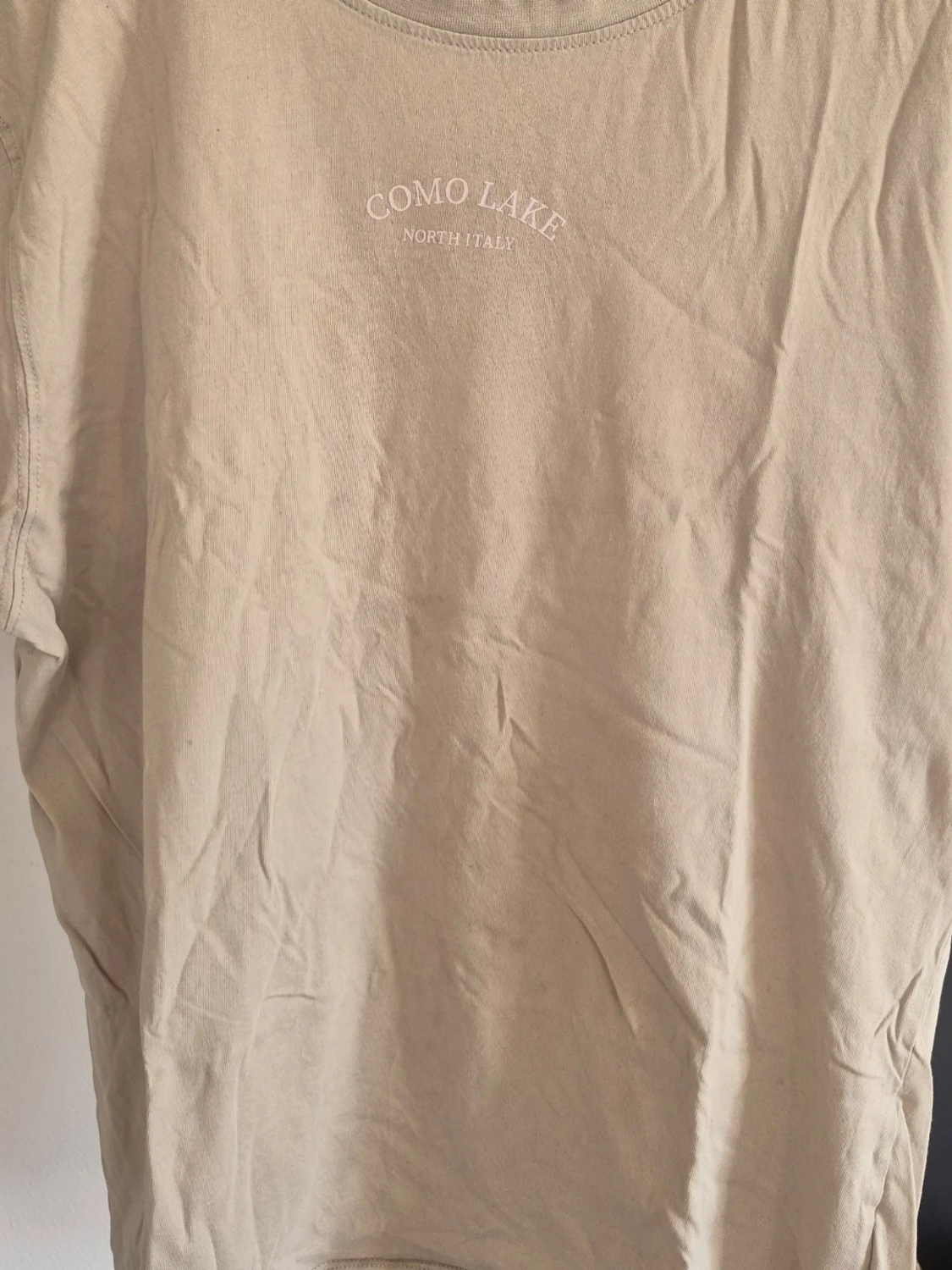 Beige t-shirt med Como Lake-tryck
