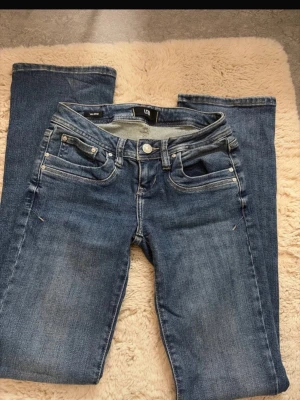 Lågmidjade jeans  - Blå lågmidjade bootcut jeans från LTB i modellen Valerie. Storlek 23/32, knappt använda 