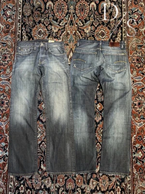 Gstar raw bootcut/straight jeans - Riktigt schysssta jeans från Gstar med en avslappnad passform, inga defekter alls. Midja:40cm Längd:100cm Benöppning:20cm