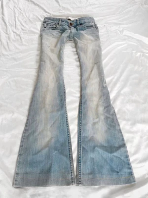 lågmidjade utsvängda jeans - midjemått:36cm innerbenslängden:78cm