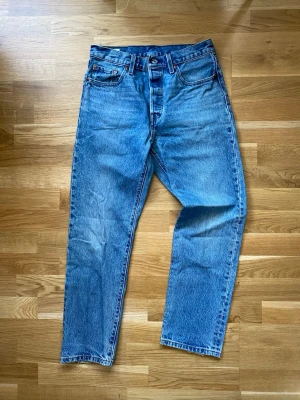 Levi’s Jeans - Klassiska blå Levi’s jeans 👖 Snygg vintage tvätt och bra passform. Fint skick! 📦 Skickas snabbt! Model 501