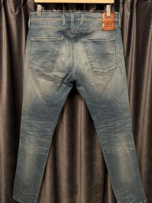 Replay anbass hyperflex  - Replay anbass hyperflex - skick 8/10, fint skick! - storlek 31/30 - schyssta jeans med snygga fades, även enormt sköna med tanke på stretchen - hör av er vid frågor👌🏻