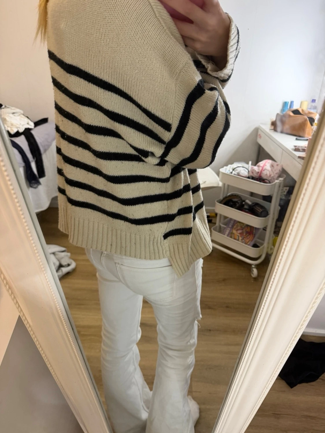 Beige stickad tröja med svarta ränder - 1