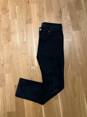 Nudie Jeans - W29/L28 - Mörkblå Nudie Jeans för män, modellen är ”Tight-Terry”. Storlek Waist 29 / Lenght 28. Nyskick, förekommer inga defekter. Hör av dig vid intresse/frågor. PRIS KAN DISKUTERAS!