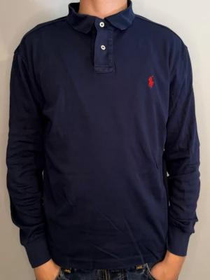 Ralph lauren - Tja säljer nu denna Ralph lauren tröja. Dessvärre lite smidig längs ner hör va dig vid frågor😀