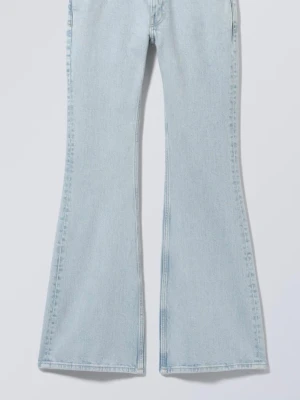Ljusblå utsvängda jeans - Säljer ett par ljusblå jeans med utsvängda ben och klassisk femficksmodell. Jeansen har låg midja och är tillverkade i denim med en snygg tvätt. Perfekta för dig som gillar retrostil och vill ha ett par riktigt trendiga jeans.