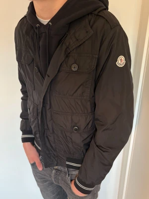 Moncler jacka - Moncler fieldjacka | Modell: Delonix giubbotto | Storlek 2, passar S | Självklart äkta | Bra skick, saknar en knapp | Modellen på bilden är 185 