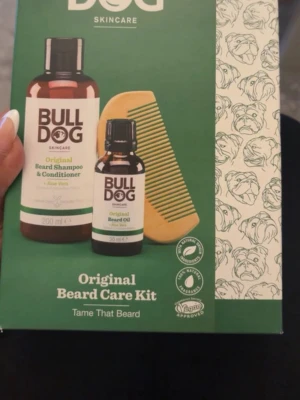 Bulldog Original Beard Care Kit - Beard Care Kit från Bulldog med skäggschampo & balsam (200 ml), skäggolja (30 ml) och en gul kam. Produkterna innehåller aloe vera och är veganska. Perfekt för dig som vill ta hand om ditt skägg med naturliga ingredienser och enkel styling.