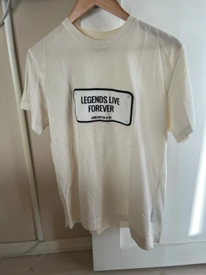 Vit t-shirt  - Vit t-shirt från John Hatter & Co. kan skicka med kvitto om det önskas 