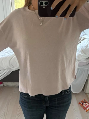 Ljusrosa gullig stickad tröja - Supersöt o mjuk ljusrosa stickad tröja från Zara, små slitsar på sidorna. Köpt på barnavdelningen men passar XS/S perfekt!!💕💕