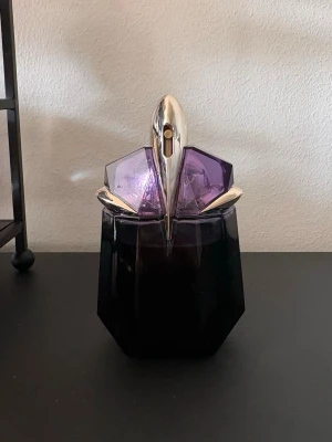 Alien Mugler - Alien från Mugler i 30 ml. Nästan full, se bild för mängd kvar. 