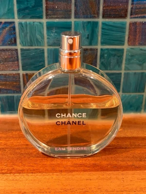 Chanel Chance Eau Tendre, edt - Chanel Chance Eau Tendre, edt är en elegant parfym i en rund, genomskinlig glasflaska med silverfärgad spraykork. Doften är fräsch och feminin med noter av citrus, jasmin och musk bl a. Lite mer än hälften kvar, utan kork, därav priset. 