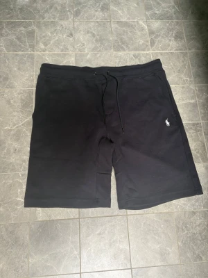 Navyblue Short - Shorts i navyblue färg, bra skick i princip aldrig använda. Storlek XL passar dock L bättre. 