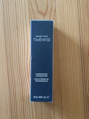 Mary Kay Timewise Luminous 3D Foundation - Mary Kay Timewise Luminous 3D Foundation i färgen Beige C 110. Har en lätt formula, ger en strålande finish och är dermatologiskt testad. Förpackningen är mörkgrå med ljusrosa text och har en modern, stilren design. 