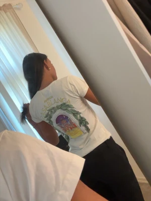 Vit Casablanca t-shirt med tryck - Säljer en vit t-shirt från Casablanca med färgglatt tryck både fram och bak. T-shirten har rund hals och korta ärmar. Nyskick aldrig använd 