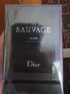 Dior Sauvage Elixir parfym - Dior Sauvage Elixir är en exklusiv parfym med intensiv doft. Flaskan är mörkblå och elegant med silverfärgade detaljer och text. Förpackningen har en lyxig känsla och passar perfekt för dig som vill ha en unik signaturdoft.