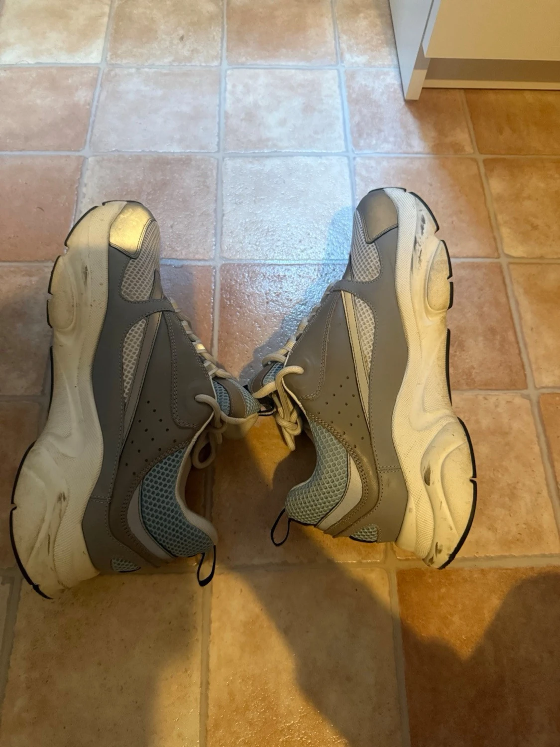 Två par sneakers i svart och grått - 3
