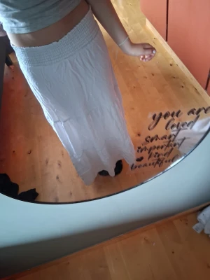 Vit långkjol från 157, storlek XS - Säljer en vit långkjol från 157 i storlek XS. Kjolen har smock i midjan för en bekväm passform och är gjord i ett lätt och luftigt material, perfekt för varmare dagar. Enkel och stilren design som passar till många olika outfits.