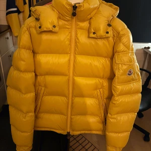 Moncler Maya  - Gul Moncler maya i storlek 2 som är small/medium. Köpt i januari i år och har använts drygt 1-2 månader så de är som ny utan skador eller fläckar Nypris nu är 18 tusen