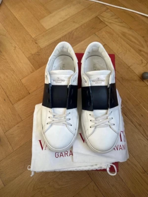 Valentino open - Säljer ett par riktigt fina navy valentino opens i mycket fint skick. De är i storlek 42 och har med allt og, box och dustbags. Skorna är självfallet äkta och det är bara att höra av dåsig vid frågor eller funderingar