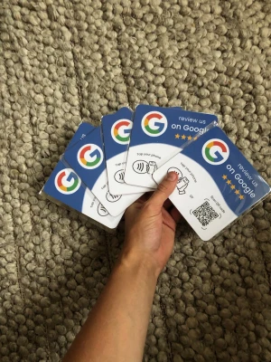 Google recension skyltar NFC QR - Säljer ett set med fem fyrkantiga skyltar för Google-recensioner. Skyltarna är blå och vita med Google-logga, NFC-symbol och QR-kod. Tillverkade i plast med självhäftande baksida från 3M för enkel montering. Perfekt för företag som vill samla recensioner.