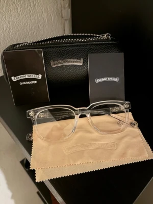 Klara glasögon - Säljer ett par stilrena, transparenta glasögon från CH. Bågarna är i klar plast med snygga silverdetaljer på sidorna. Medföljer originalfodral, putsduk och garanti. Perfekt accessoar för dig som vill sticka ut med exklusiv design. Pris kan diskuteras vid snabb köp.