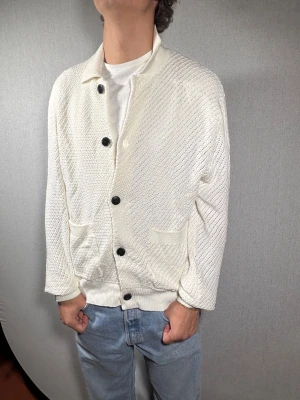 H&M kofta M - Hej och välkommen till byTorén. Detta är en kofta från H&M i storlek M med normal passform. Modell på bild är ca 182, 67kg. Plagget är i bra skick utan några defekter. Tveka inte på att höra av dig, även om det skulle vara minsta lilla;)