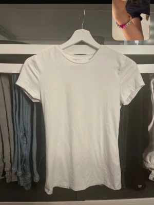 Vit tight T-shirt  - Vit tight T-shirt från hm. Storlek S. Träningsmaterial 