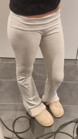 Ljusgrå yoga pants  - Säljer ett par ljusgrå pants. Byxorna är i mjukt och stretchigt material, perfekta för chill dagar hemma eller när du vill vara bekväm men ändå se snygg ut. Passar dig som gillar en relaxed och trendig stil.