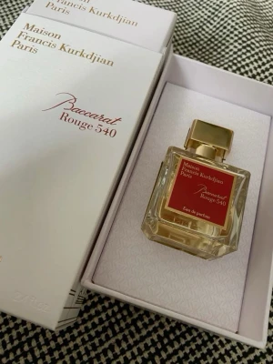 Maison Francis Kurkdjian Baccarat Rouge 540 - Maison Francis Kurkdjian Baccarat Rouge 540 Eau de Parfum i elegant glasflaska med guldigt lock och röd etikett. Kommer i lyxig vit förpackning med gulddetaljer. En ikonisk doft som känns exklusiv och modern.