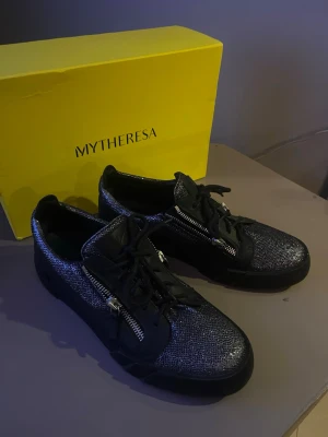 Guiseppe Zanotti Skor - Säljer dessa riktigt feta Giuseppe Zanotti skor som passar perfekt till höst/vinter! Skorna är i bra skick som på bilderna✅Hör av dig vid funderingar💯