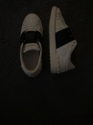 Valentino opens - Säljer ett par väldigt fina valentino opens 🤩mycket mycket fint skick och väldigt bekväma ✅ ingen låda kommer med därav priset lite 🤗 kan gå ner i pris lite vid snabb och smidig affär OBS dom är i storlek 41 men sitter lika bra som 42