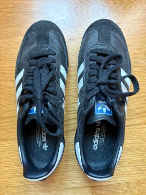 Adidas sambas - Säljer mina svarta adidas sambas då dem inte kommer till användning, de är använd fåtal gånger. 