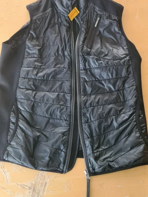 Para jumpers väst  - Väst para jumpers storlek M sitter skönt och är perfekt för vintern ett litet hål i fram sidan 