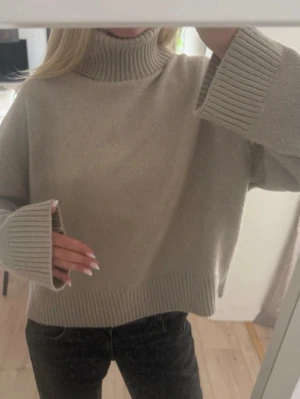 Stickad tröja  - Supersnygg stickad tröja med krage från h&m i kashmir och ull blandning. Nästan helt oanvänd men har ett litet hål på ryggen som ni kan se på sista bilden, dock inget man tänker på