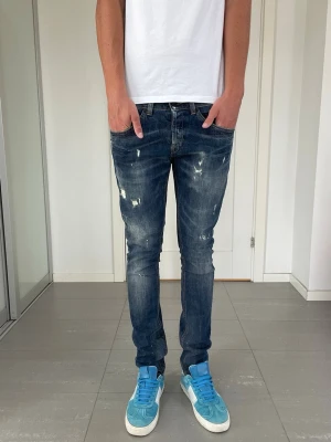 Dondup George Jeans  - Säljer dessa Dondup George Jeans I DEN NYA MODDELEN. Mått ca 38 o 105 cm. Moddelen är 183 o väger 68 kg, skriv för fler bilder/frågor🙌🏼 