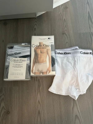 kalsonger från Calvin Klein i 3 olika färger - Säljer ett 3-pack  kalsonger från Calvin Klein i modellen Cotton Stretch. Färgerna är Vit, Svart och Grå. Vill du ha 2 pack så får du dem för 349 totalt. Storlek L