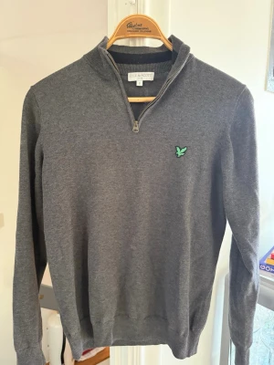 Lyle Scott tröja  - Pris ej hugget i sten! Säljer nu min fina Lyle scott halfzip i storlek S. Tröjan är i mycket bra skick. Skriv Pm vid eventuell fråga!