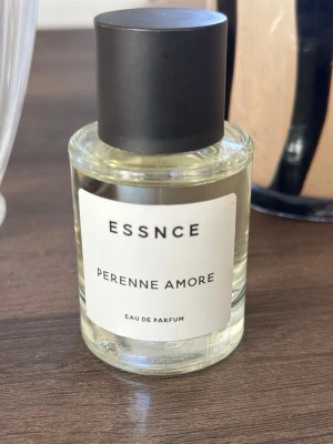 Essnce Perenne Amore - Säljer denna goding som är inspirerad av Valentino Donna Born in Roma. Säljer eftersom den inte kommer till användning🥰