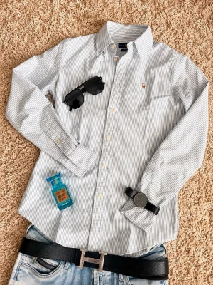 Ralph Lauren skjorta linne  - Tja, säljer nu en tvärfet randig Ralph Lauren skjorta i linne som är använd en gång! Väldigt snygg och skön perfekt till sommaren🤩