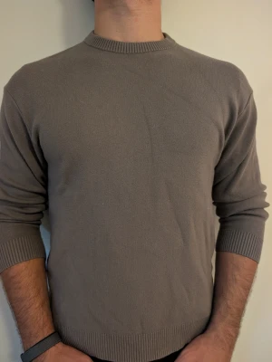 Olivgrön tröja, stl M - Enkel olivgrön tröja i ribbstickat material, rundhalsad. Zara, stl M. En av de där tröjorna man tar på sig hela tiden - lätt att matcha med det mesta. Bra skick. Modell: 182cm | 83kg.