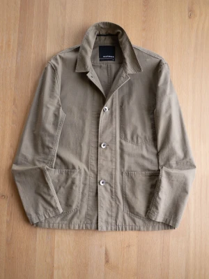 Olivgrön overshirt - Stilren olivgrön overshirt från Dantendorf i bomullstyg. Klassisk krage, tre fickor framtill och stängs med tre knappar. Perfekt lager-på-lager-plagg med avslappnad passform och snygga detaljer. Passar till jeans eller chinos.