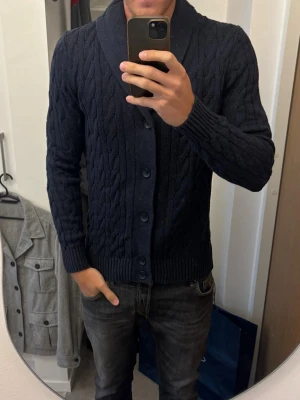 John Henric cardigan M - Supersnygg John Henric cardigan i storlek M säljes. Grym passform perfekt nu till hösten och fint skick! 
